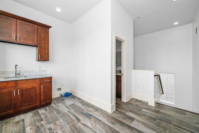 Building Photo - 2014 Sabine St