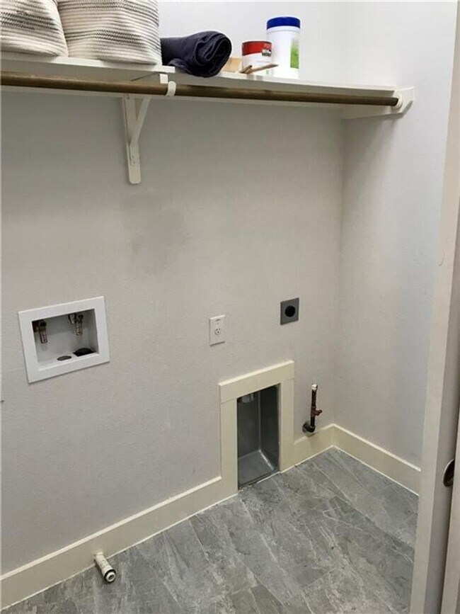 Building Photo - Central Austin / 3 bedroom, 2.5 baths / Mo...