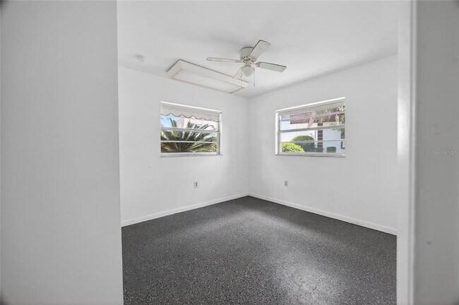 Building Photo - 1567 SE 27th St