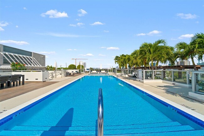 Building Photo - 9521 E Bay Harbor Dr