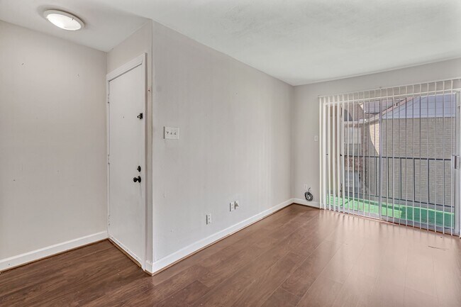 Building Photo - 2800 Jeanetta St