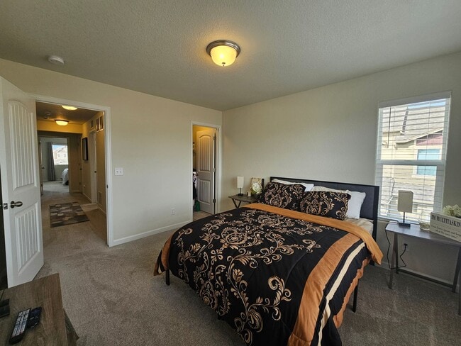 Building Photo - Like new!! 3-bedroom, 3-bathroom rental in Lorson Ranch community!