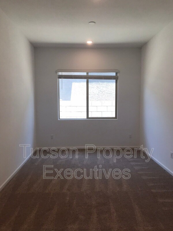 Building Photo - 10918 W Yates Ln