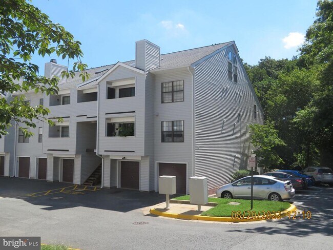 Building Photo - 1645 Carriage House Terrace
