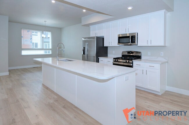 Building Photo - 995 W 360 S