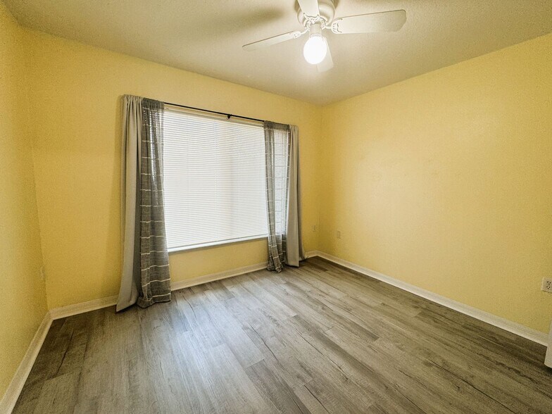 Building Photo - Your Dream Home Awaits in North Port!