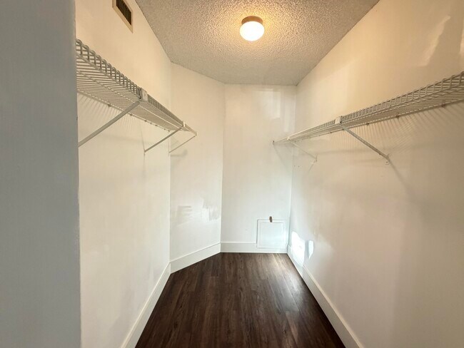 Building Photo - 921 Lyons Rd