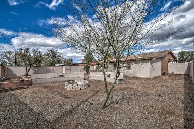 Building Photo - 2307 w whitton
