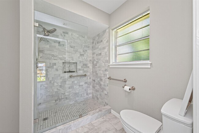 Building Photo - 105 Glenmora Ct