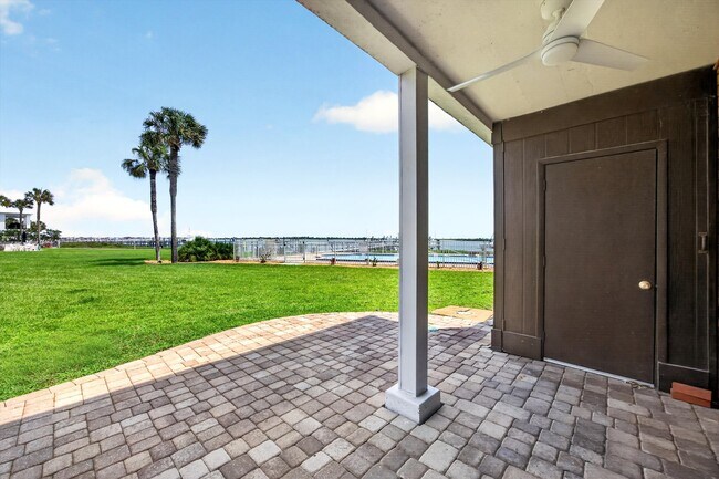Building Photo - 83 Comares Ave