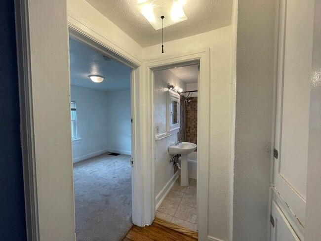 Building Photo - Adorable 2 bed 2 Bath home in Downtown Gre...