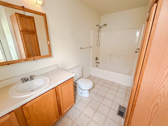Building Photo - 313 Hunters Way