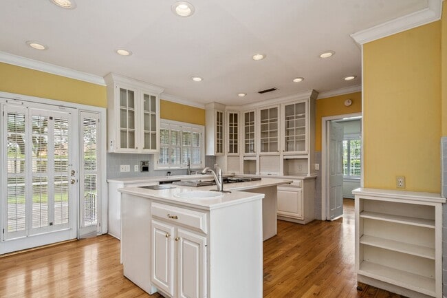 Building Photo - Winter Park Pool Home on half acre lot, st...
