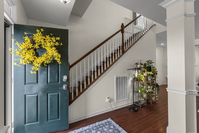 Building Photo - 3 Bed 2.5 Bath Home with 2 Car Garage and Fenced Backyard