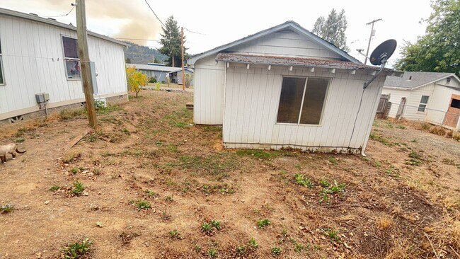 Building Photo - 577 NW T St