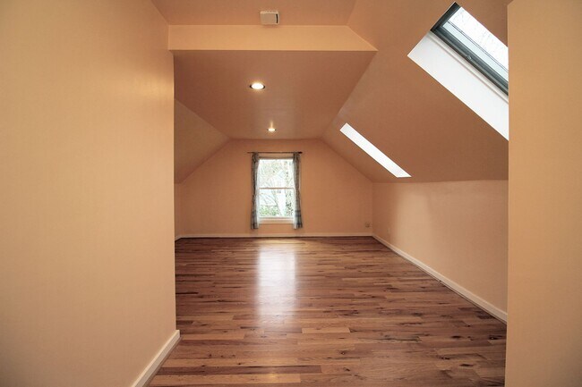 Building Photo - Delightful Remodeled Alberta Arts 3 Bed/2 Bath Bungalow