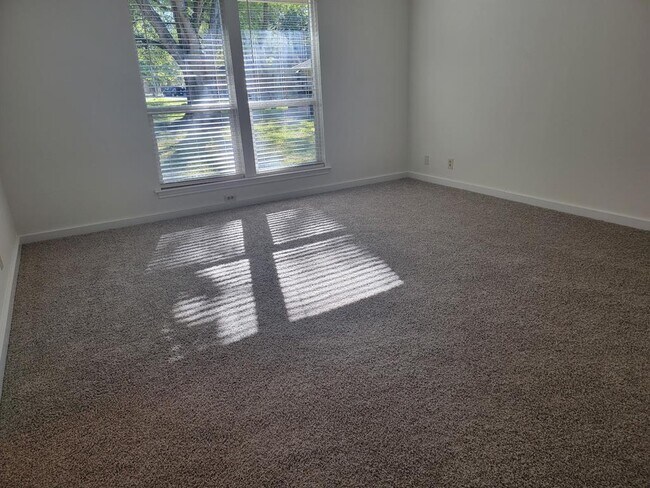 Building Photo - 10403 Pinehurst Dr