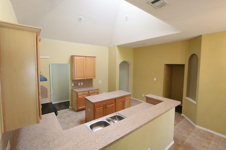 Building Photo - 1000 Warbler Ln