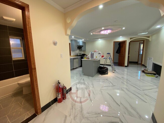 Building Photo - 1318 Mace Ave