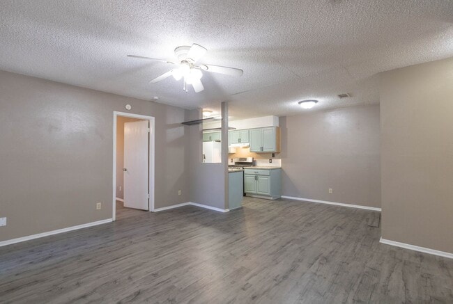 Building Photo - 701 Country Aire Dr