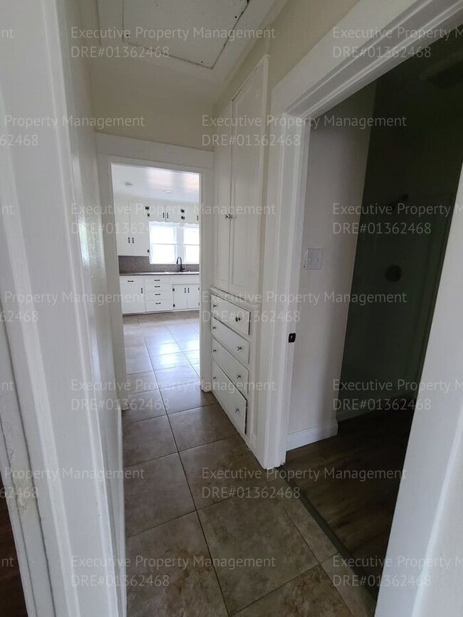 Building Photo - 3 bedroom/ 2 bathroom house located in East Bakersfield near a hospital and an elementary school.