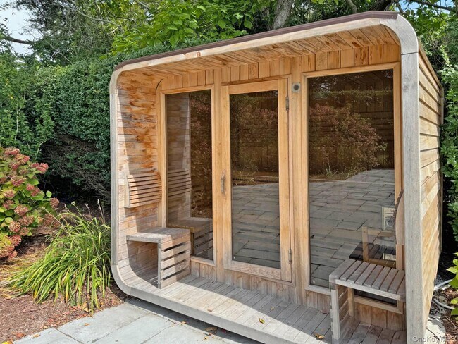 Building Photo - 4 Sandacres Rd