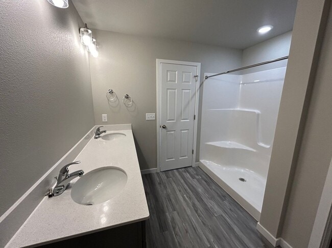 Building Photo - Exquisite 3-Bedroom Home with Modern Elegance and a Great Location!!