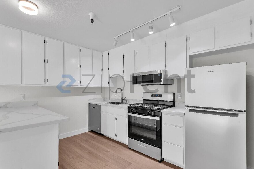 Building Photo - 790 7th Ave