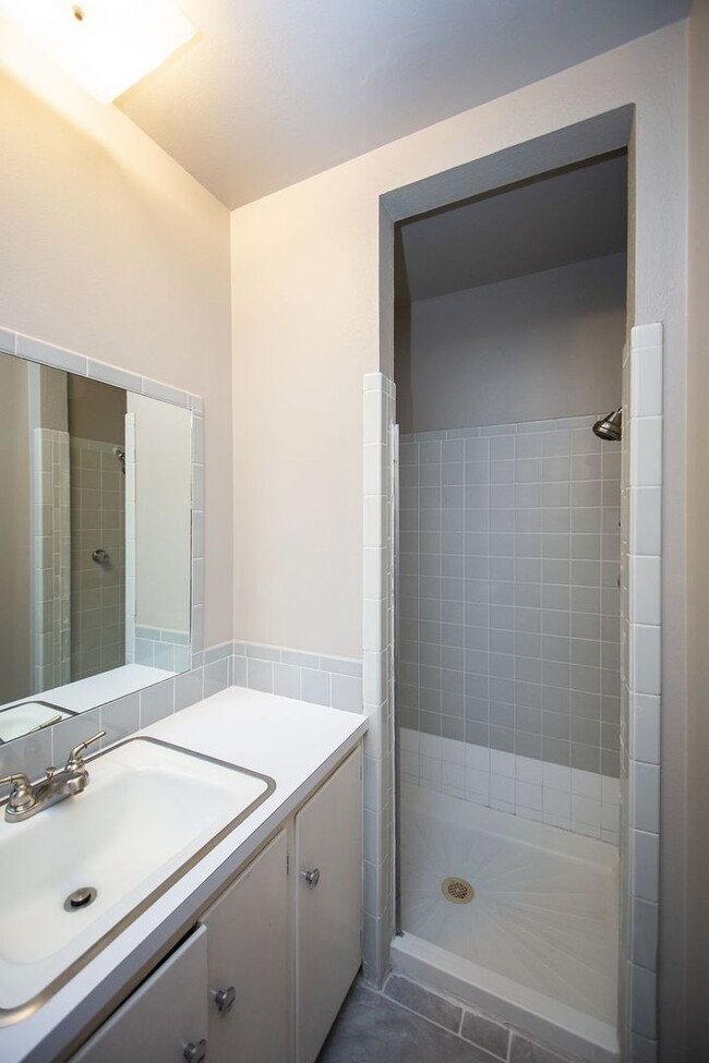 Building Photo - 1712 S Whitcomb St