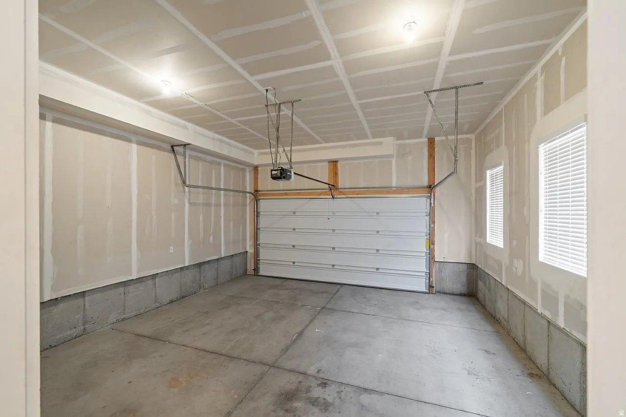 Building Photo - 84 E 200 S