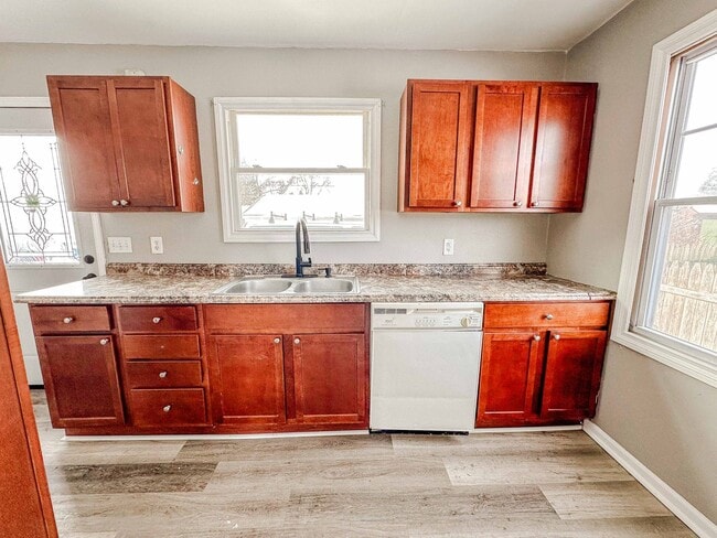 Building Photo - Unique and beautiful 2-3 bedroom home available for rent