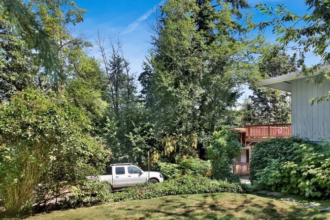 Building Photo - Preleasing Now! Available early August! 7 Bed, 2.5 Bath House!