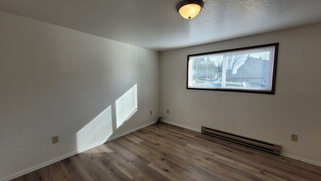 Building Photo - 146 NE Atkinson Ct