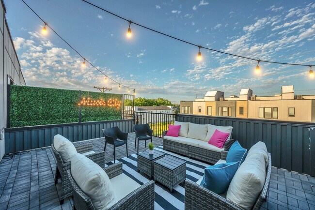 Building Photo - 516 27th Ave N