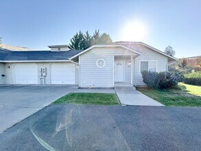 Building Photo - 5548 - 5550
