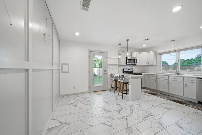 Building Photo - Updated 3 Bed, 1 Bath Home for Lease in Prime Midtown Location!