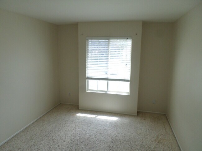 Building Photo - Really Cute 3 BR/ 2.5 BA Home in Beautiful Paseo Del Sol