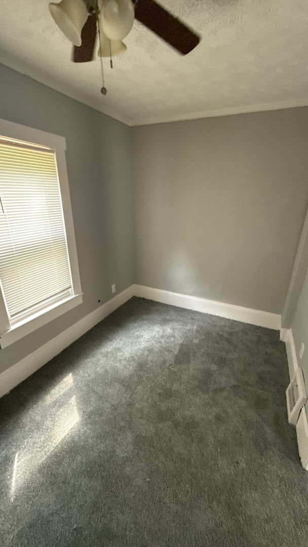 Building Photo - Single family