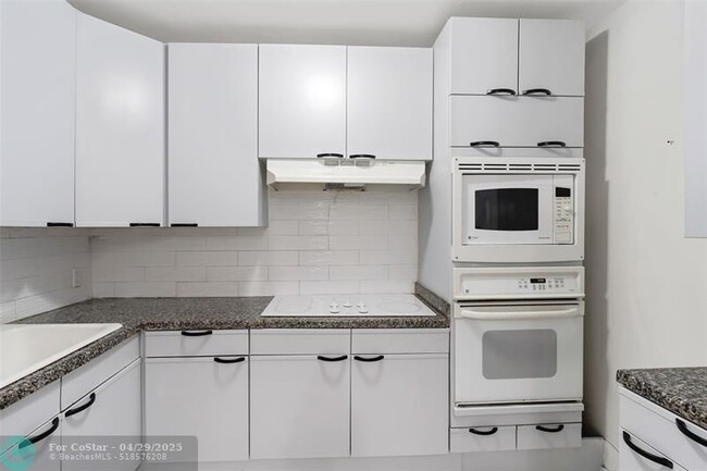Building Photo - 1075 NW 133rd St
