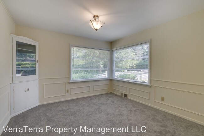 Building Photo - 3 br, 2 bath House - 7658 NE 12th St