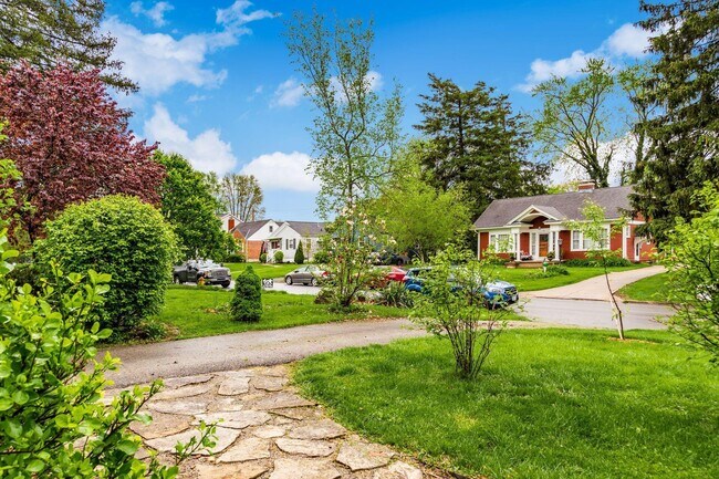 Building Photo - 230 E Royal Forest Blvd