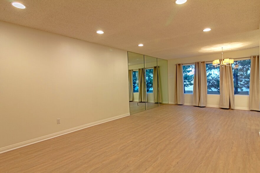Building Photo - 5412 Lindley Ave