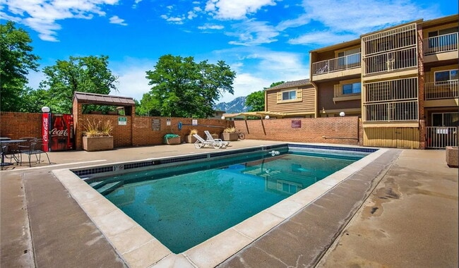 Building Photo - Beautiful 2 Bedroom, 1.5 Bathroom Apartment Available August 1st!
