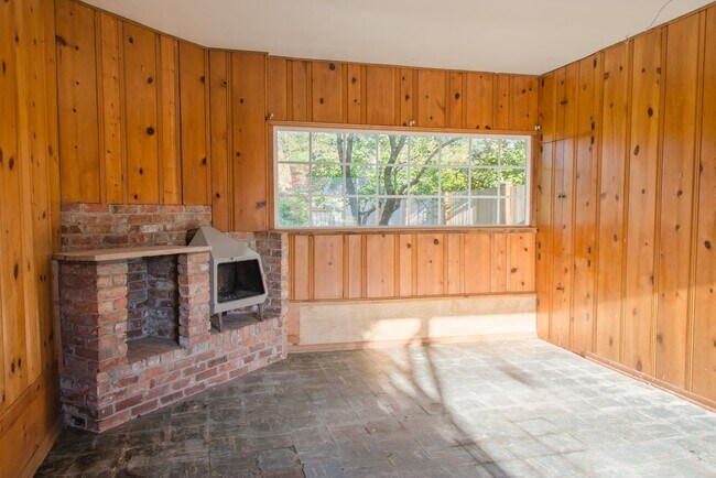 Building Photo - 2bd/1ba Seattle Home