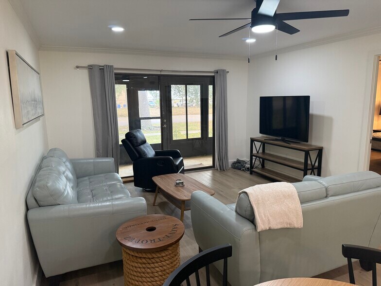 Building Photo - 401 Airport Ave E