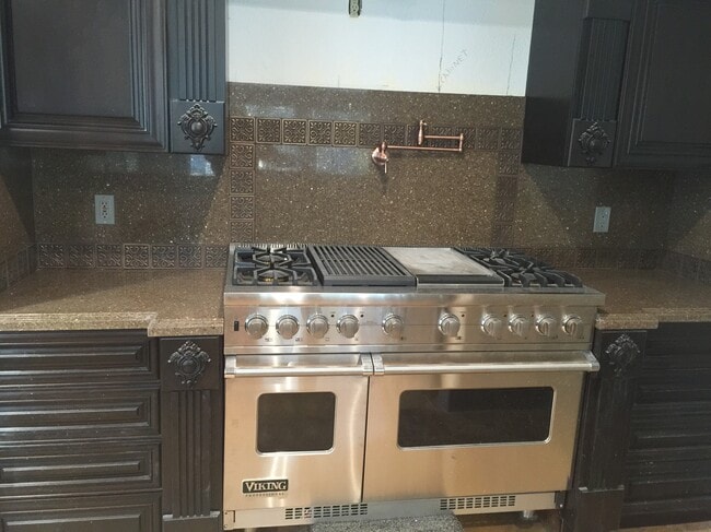 Building Photo - 3350 Deaver Dr