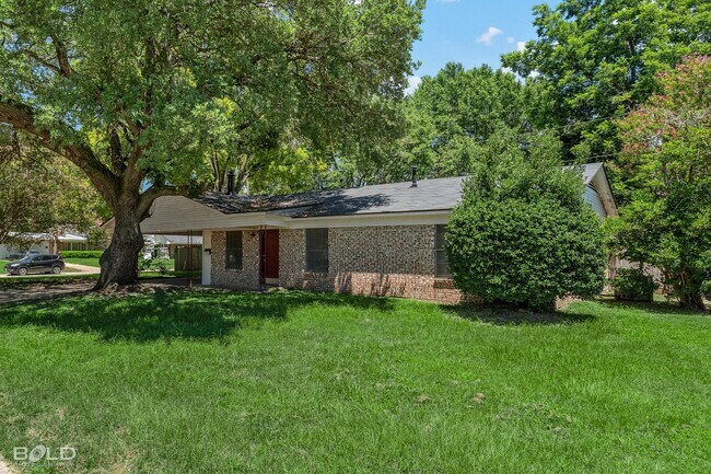 Building Photo - Stunning home located in the heart of Boss...