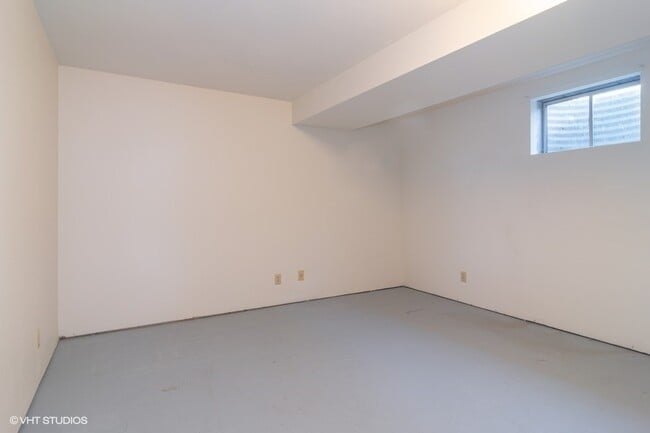 Building Photo - 106 E Fox St