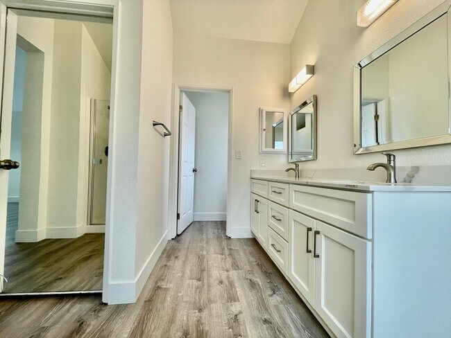 Building Photo - 2821 Bellflower Dr