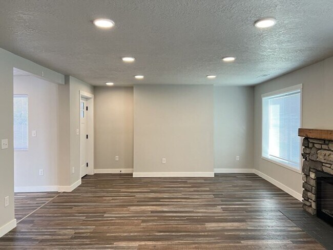 Building Photo - 3Bd/2Ba Two Story House - Available Now!